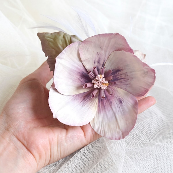 Broche fleur en tissu violet, broche bohème fleur ellébore pourpre, broche rose pour robe ou veste. Broche en soie violette.