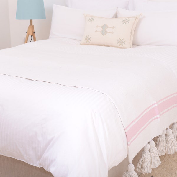 Couverture marocaine en coton faite main : jeté à pompons blanc et rose