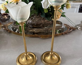 Vintage wit matglazen tulp en messing vergulde votief theekandelaar