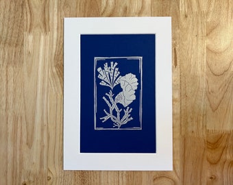 Original Linoldruck 'Seegras' silber auf blauem Papier, Seegras Wandkunst botanischer Druck, minimalistischer blauer Kunstdruck