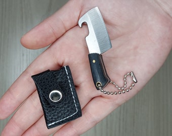 Miniatuur stalen flesopener mes hanger sleutelhanger met zwart handvat en schede (alleen 1 mes)