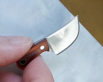 Miniatuurstalen meshangersleutelhanger met schede en houten handvat (alleen 1 mes)