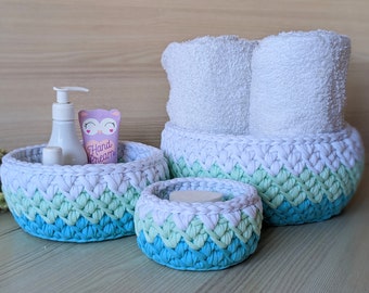 Cestas de almacenamiento de baño azules, organizadores redondos hechos a mano para el hogar, cosméticos de crochet y toalleros