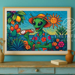 Op de afbeelding: Een ingelijste kunstdruk met een groene alien in een Hawaiiaans shirt en hoed, die een cannoli vasthoudt. Het levendige kunstwerk bevat een lachende zon, bloemen en cactussen. De achtergrond toont een strandscène met een blauwe lucht en oceaan.