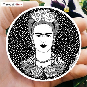 Pegatina Frida Kahlo, Retrato con flores, inspiración pintura famosa, ilustración mujer mexicana, pintora feminista, LGTBI, 8M, feminismo