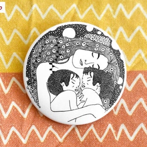 Könnte beinhalten: Schwarzweiß-Linienkunst-Druck einer Mutter, die zwei Kinder hält. Die Mutter schläft mit geschlossenen Augen und die Kinder schlafen mit geschlossenen Augen. Der Druck ist auf weißem Hintergrund.