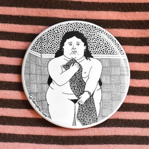 Puede incluir: Ilustración en blanco y negro de una persona en un baño, sosteniendo una toalla. La persona está dibujada en un estilo de dibujos animados y tiene una expresión triste. El fondo es una pared de azulejos.