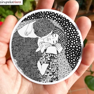 Pegatina El beso Gustav Klimt, ilustración pareja enamorada, Adhesivo arte zentangle, Pintura famosa Klimt, calcomanía redonda, Beso de amor