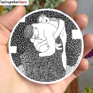 Adesivo della famiglia di Gustav Klimt, Illustrazione dei genitori con l'abbraccio del bambino, Adesivo con motivi artistici, Famoso dipinto d'arte, Decalcomanie rotonde
