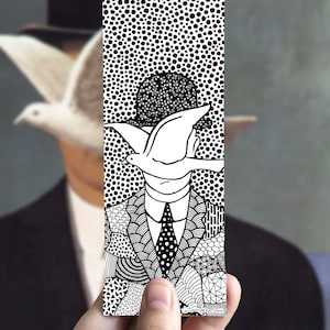 Op de afbeelding: Zwart-witte bladwijzer met een gestileerde illustratie van een man met een bolhoed, waarbij een duif zijn gezicht bedekt. Het pak van de man is versierd met verschillende geometrische vormen.