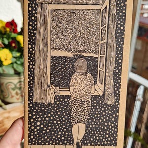 Quaderno rustico in carta kraft di Salvador Dalí, Donna alla finestra, Diario cucito, Blocco note marrone con copertina morbida, Quaderno marrone in carta riciclata