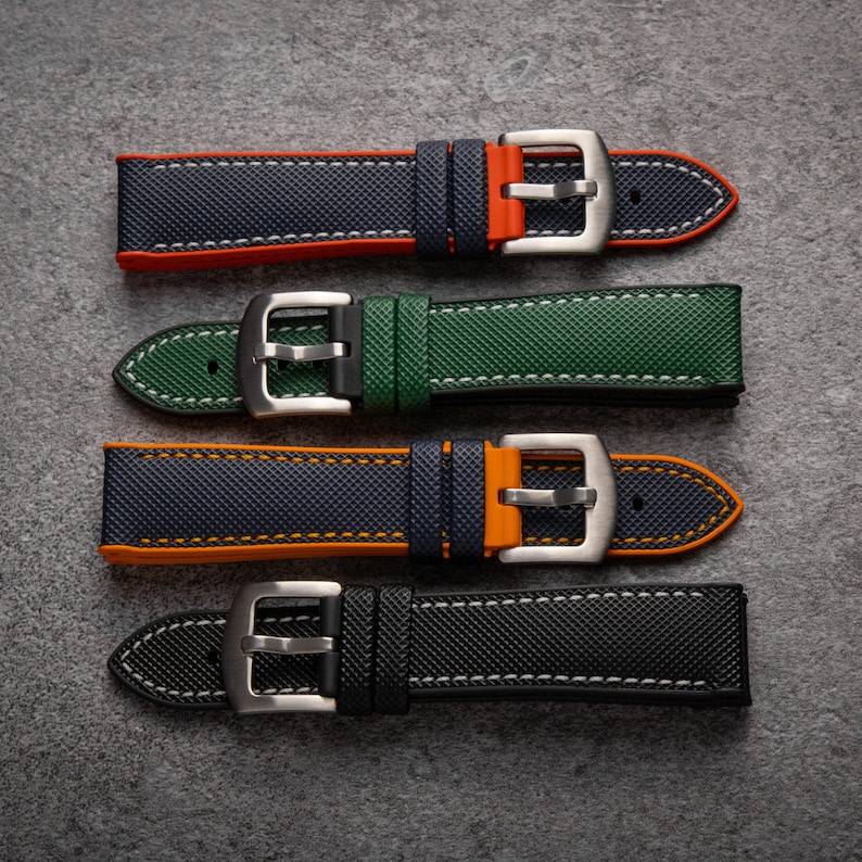 Puede incluir: Cuatro correas de reloj en diferentes colores y patrones. Las correas est&aacute;n hechas de cuero y tienen una superficie texturizada. Las correas son todas del mismo tama&ntilde;o y tienen una hebilla plateada.