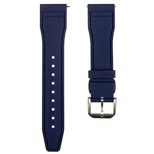 Op de afbeelding: Een donkerblauwe siliconen horlogeband met een zilveren gesp. De band heeft een gestructureerd oppervlak en is ontworpen voor een horloge met een lugbreedte van 22 mm.