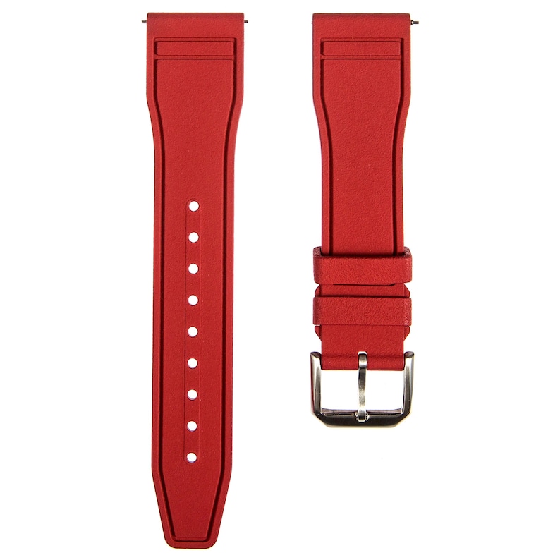 Op de afbeelding: Rood siliconen horlogeband met een zilveren gesp. Het band heeft een gestructureerd oppervlak en is ontworpen voor een horloge met een lugbreedte van 22 mm.