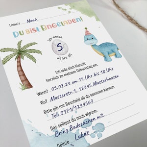 Może przedstawiać: Kolorowa karta zaproszenia z ilustracją dinozaura i tekstem "Du Bist EinGeLADEN!" Zaproszenie na 5. urodziny. Tekst zawiera r&oacute;wnież datę, godzinę i miejsce imprezy.