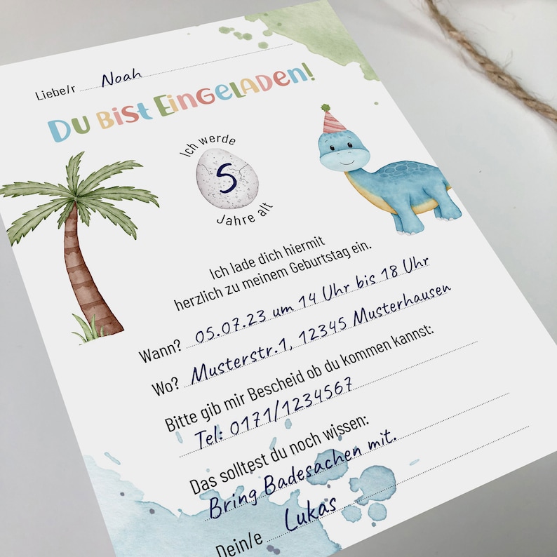 Może przedstawiać: Kolorowa karta zaproszenia z ilustracją dinozaura i tekstem "Du Bist EinGeLADEN!" Zaproszenie na 5. urodziny. Tekst zawiera r&oacute;wnież datę, godzinę i miejsce imprezy.