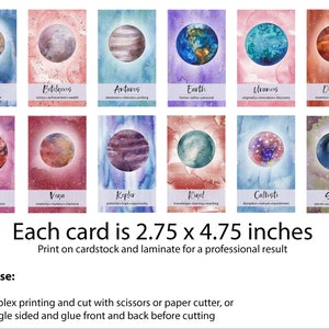 Può includere: Un set di dodici carte dei tarocchi ad acquerello, ognuna con un'illustrazione di un pianeta, un nome e parole chiave. Ogni carta misura 7 x 12 cm. Le carte sono progettate per essere stampate su cartoncino e laminate.