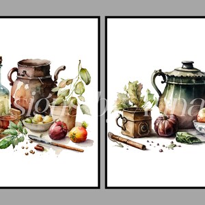 Puede incluir: Dos acuarelas de bodegones con utensilios de cocina antiguos. La primera pintura incluye una olla de barro marr&oacute;n, una botella de vidrio, un cuenco de fruta y una planta en maceta. La segunda pintura presenta una tetera verde, un cuenco de manzanas, una planta en maceta y un recipiente de cer&aacute;mica marr&oacute;n.