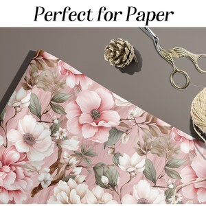 Peut inclure: Papier d'emballage floral rose avec un fond blanc et un motif floral d&eacute;licat. Le papier est pli&eacute; en deux et a une ombre port&eacute;e sur le fond.