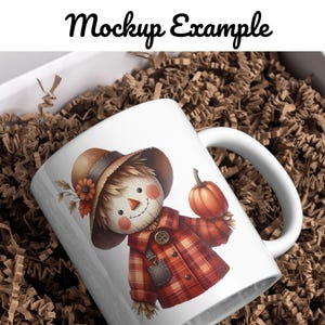 Pu&ograve; includere: Tazza in ceramica bianca con un'illustrazione dipinta a mano di uno spaventapasseri sorridente che indossa una camicia a quadri e tiene una piccola zucca arancione. Lo spaventapasseri indossa un cappello marrone e una barba di paglia.