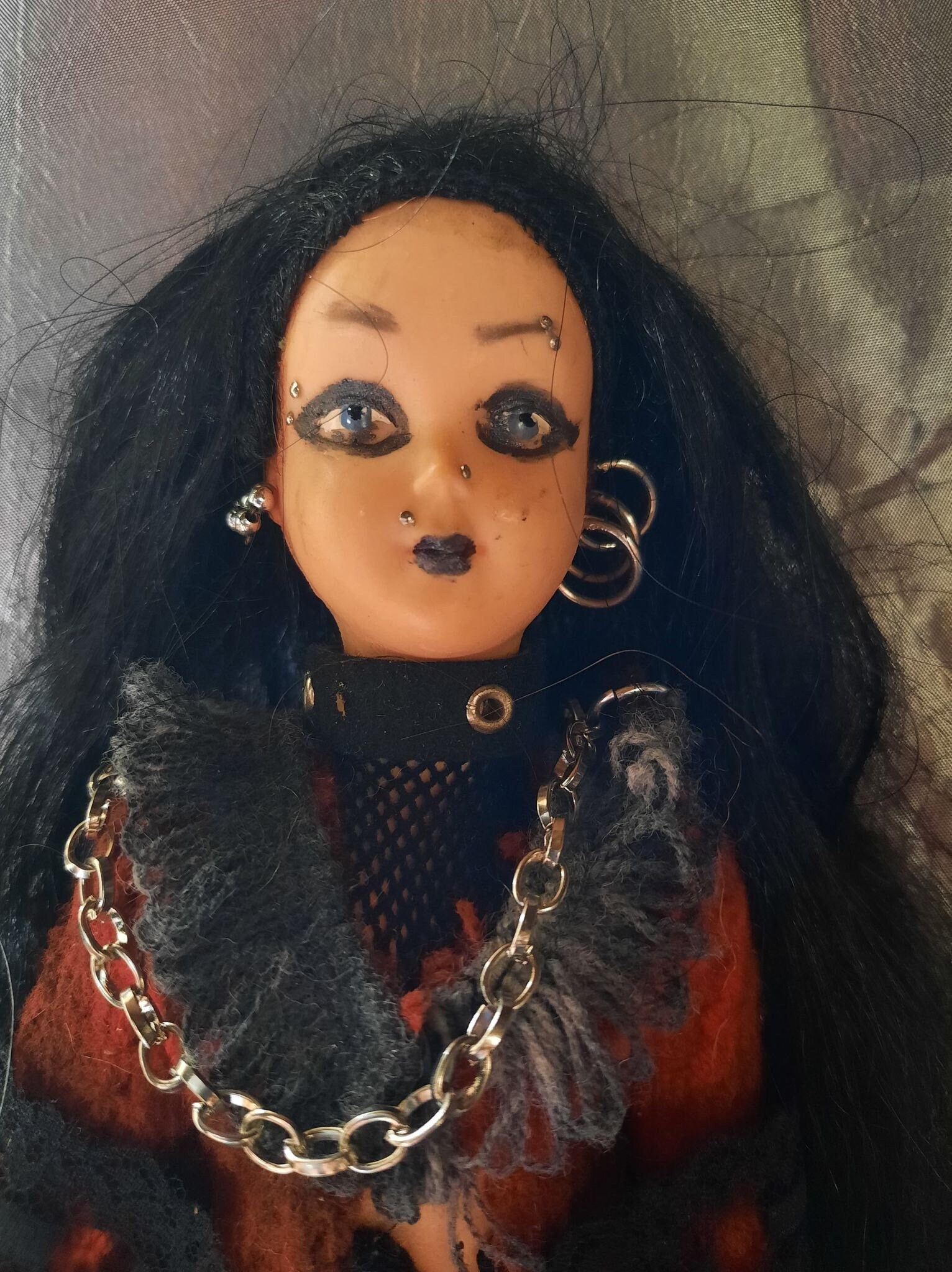 Poupée Gothique avec Veste Bordeaux