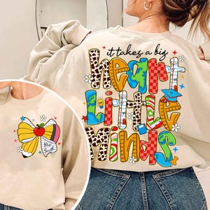 Dibujo de lápiz con lazo y purpurina de maestra preppy, nombre de maestra personalizado, se necesita un gran corazón, a cuadros, enseñar amor, inspirar leopardo