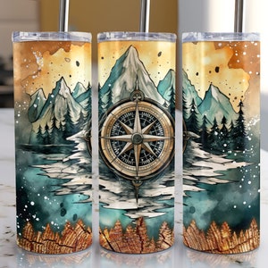 Peut inclure: Trois gobelets en acier inoxydable avec un motif aquarelle de montagnes, une boussole et une for&ecirc;t. Les gobelets ont un couvercle et une paille dor&eacute;s.