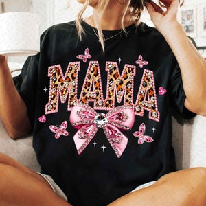 Mamá Leopardo PNG: Diseño de sublimación para mamá glamurosa con lazo, mariposa y bordado de diamantes de imitación, descarga digital