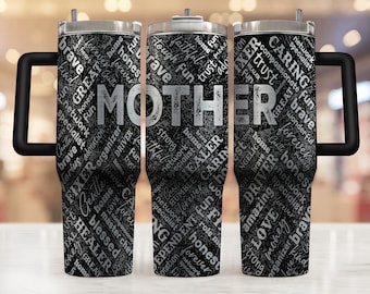 Puede incluir: Tres vasos de acero inoxidable con diseños en negro y plateado. Los vasos presentan la palabra "MOTHER" en letras grandes y en negrita rodeadas de una variedad de palabras, que incluyen "valiente", "honesto", "divertido", "red", "especialista", "conductor", "sanador", "cariñoso" y "amor".