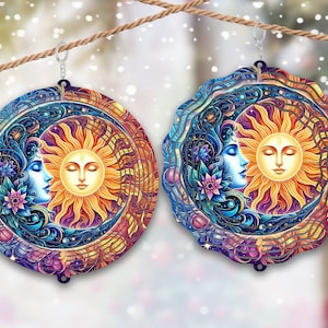Puede incluir: Dos molinetes de viento de sol y luna coloridos con diseños intrincados. Los molinetes están hechos de metal y tienen un efecto de capas. El sol es amarillo y naranja, y la luna es azul y morada.