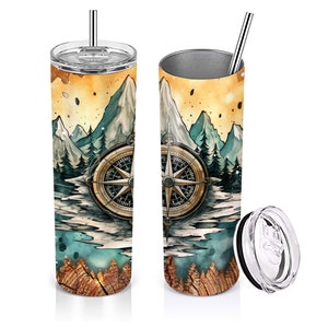 Peut inclure: Un gobelet en acier inoxydable avec un motif aquarelle de montagnes, une boussole et des arbres. Le gobelet est livr&eacute; avec un couvercle et une paille.