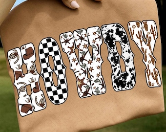 Könnte beinhalten: Ein beigefarbener Stoff mit dem Wort "HOWDY" in großen, dekorativen Buchstaben. Die Buchstaben sind mit verschiedenen Mustern gefüllt, darunter ein schwarz-weißes Schachbrettmuster, Kuhfellmuster und Illustrationen im Cowboy-Stil. Der Stoff wird von einer Hand gehalten.