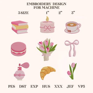 Puede incluir: Diseño de bordado para máquina con imágenes de temática rosa y amarilla. Incluye una pila de libros, una vela, una taza de té, un macaron, un ramo de tulipanes, un lazo, un frasco de perfume, un cruasán y un tulipán. Tamaños: 2.5 cm, 5 cm y 7.6 cm.