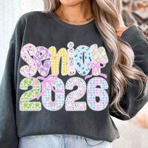 コケットシニア2026Png、ガーリーなレースのシニアシャツデザイン、2026年卒業クラスPng、プレッピーシニアママPng、ピンクの花柄高校卒業