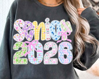 Coquette Senior 2026 PNG, Diseño de camiseta de encaje femenino para estudiantes de último año, Clase de 2026 PNG, Mamá pija de último año PNG, Graduación floral rosa de la escuela secundaria