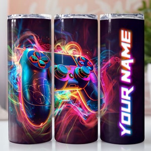 Op de afbeelding: Drie roestvrijstalen bekers met een kleurrijk ontwerp van een videogamecontroller en de tekst "Your Name" op een van de bekers.