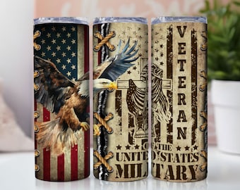 Op de afbeelding: Drie roestvrijstalen bekers met een patriottisch thema. De bekers tonen een Amerikaanse vlag, een Amerikaanse zeearend, een soldaat en de woorden "Veteran van het Amerikaanse leger".