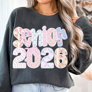 コケットシニア2026Png、ガーリーなレースのシニアシャツデザイン、2026年卒業クラスPng、プレッピーシニアママPng、ピンクの花柄高校卒業