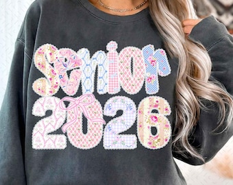 Coquette Senior 2026 PNG, Diseño de camiseta de encaje femenino para estudiantes de último año, Clase de 2026 PNG, Mamá pija de último año PNG, Graduación floral rosa de la escuela secundaria