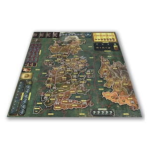 Könnte beinhalten: Ein Brettspiel mit Kartendesign, das verschiedene Gebiete und Spielsteine zeigt. Das Spielbrett hat ein grünes und braunes Farbschema mit detaillierten Illustrationen von Land und Meer. Das Spielbrett ist rechteckig und vor weißem Hintergrund.