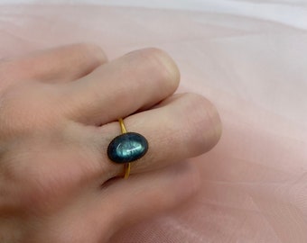 Bague labradorite pierre ovale / Bague labradorite plaquée or/ bague minimaliste ajustable Carlita