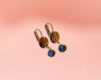 Boucles d’oreilles dormeuses sodalite / Boucles d'oreilles dormeuses dorées à l'or fin avec goutte sodalite / boucles d’oreilles bleues