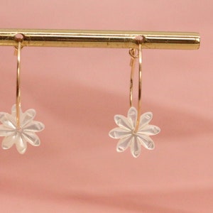 mother-of-pearl flower pendant hoops / summer hoops / mother-of-pearl daisy pendant hoops / mother-of-pearl pendant hoops