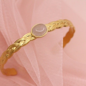 Stainless steel twisted bracelet with adjustable rose quartz stone / rose quartz bangle
