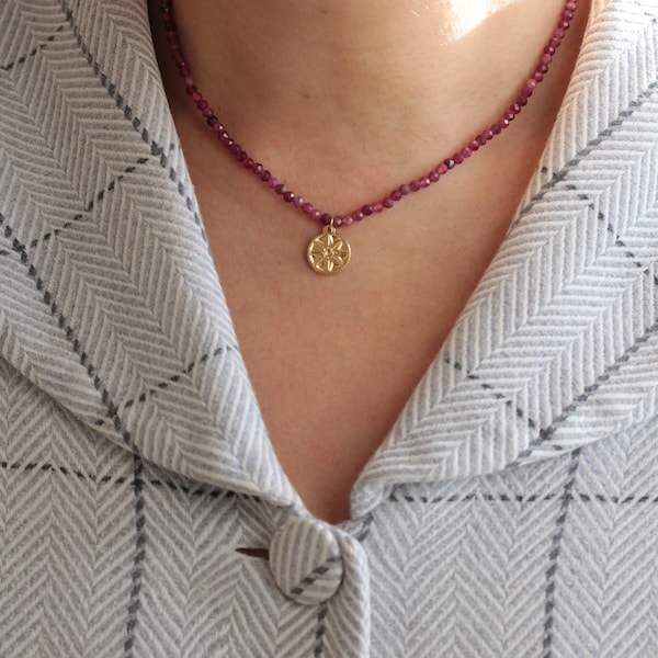 Collier pierres naturelles roses rubellite / Collier femme perles  roses pendentif rose des vents plaquée or / unique jewelry gift