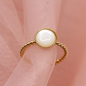 Thin gold-plated ring with round natural mother-of-pearl stone / twisted mother-of-pearl women&#39;s ring / thin ring