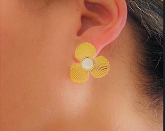 mother-of-pearl flower earrings /Natural stone mother-of-pearl earrings / Mother-of-pearl stainless steel earrings /