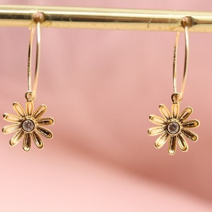 Boucles D'oreilles à Clous Avec Trio De Fleurs Plaquées Or Et Goutte