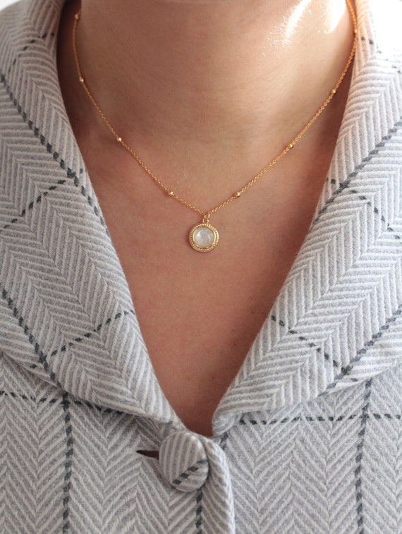 Collier pendentif nacre / Collier nacre / Cadeau femme / Collier femme chaine fine à boules et pendentif rond nacre plaqués or