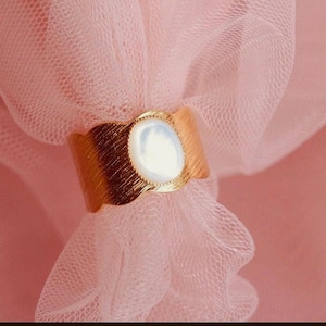 Mother-of-pearl ring / natural mother-of-pearl stone ring / wide adjustable ring / 24-carat gold-plated textured ring